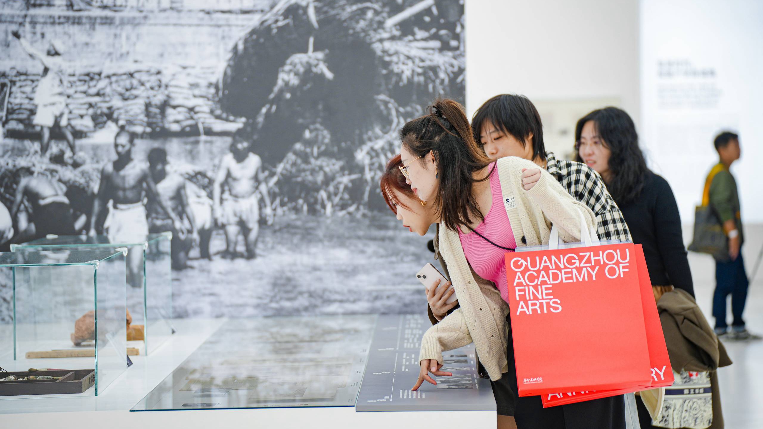 广州美术学院新校史馆由集美公司倾情打造，70周年校庆期间迎近2万校友参观(图11)