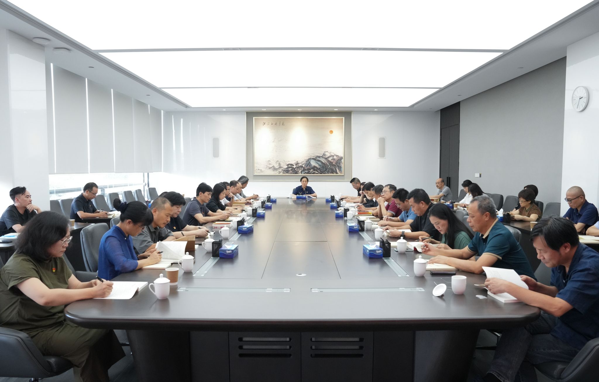 学校召开党委理论学习中心组扩大会专题学习党的二十届三中全会精神和全国教育大会精神(图1)