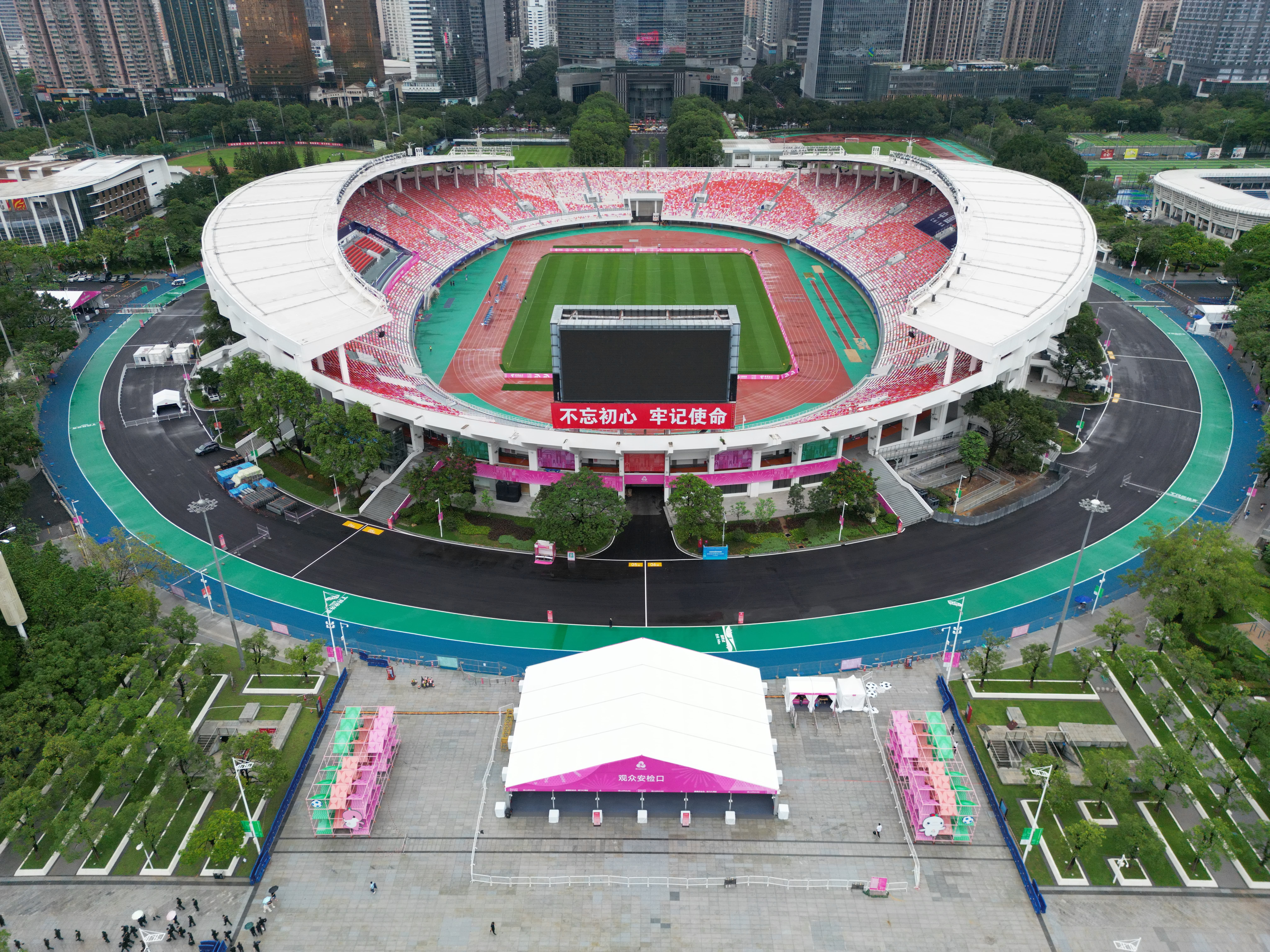 广州美术学院集美公司领衔氛围营造团队亮相十五运会首赛(图1)