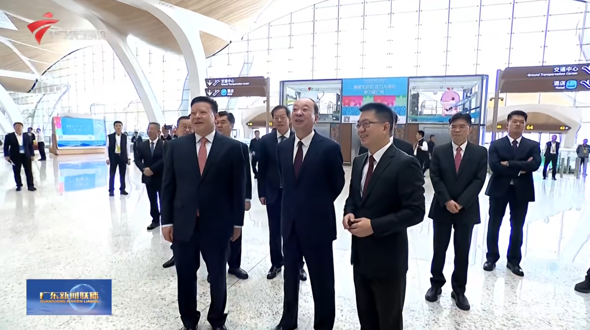 由广州美术学院集美公司与中央美术学院联手打造的广州白云国际机场T3航站楼公共艺术项目正式亮相(图1)