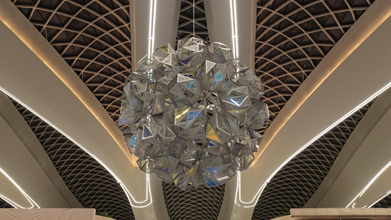 由广州美术学院集美公司与中央美术学院联手打造的广州白云国际机场T3航站楼公共艺术项目正式亮相(图3)