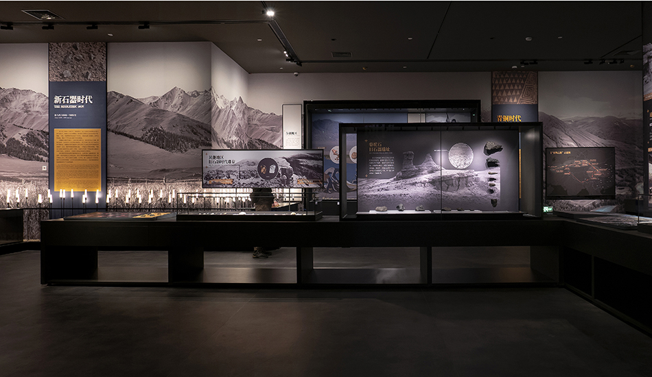 习总书记参观考察"新疆历史文物展”(图3)