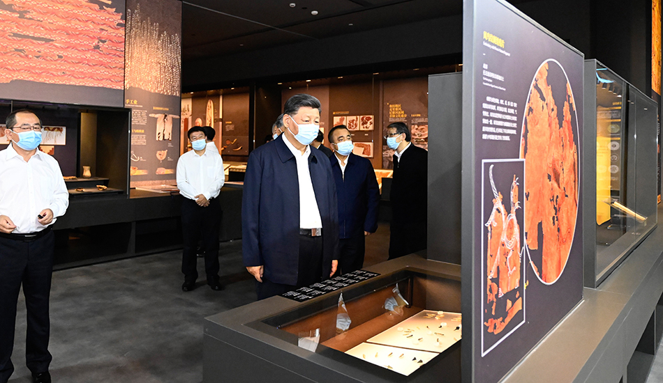 习总书记参观考察"新疆历史文物展”(图2)