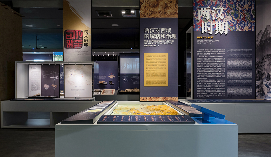 习总书记参观考察"新疆历史文物展”(图5)