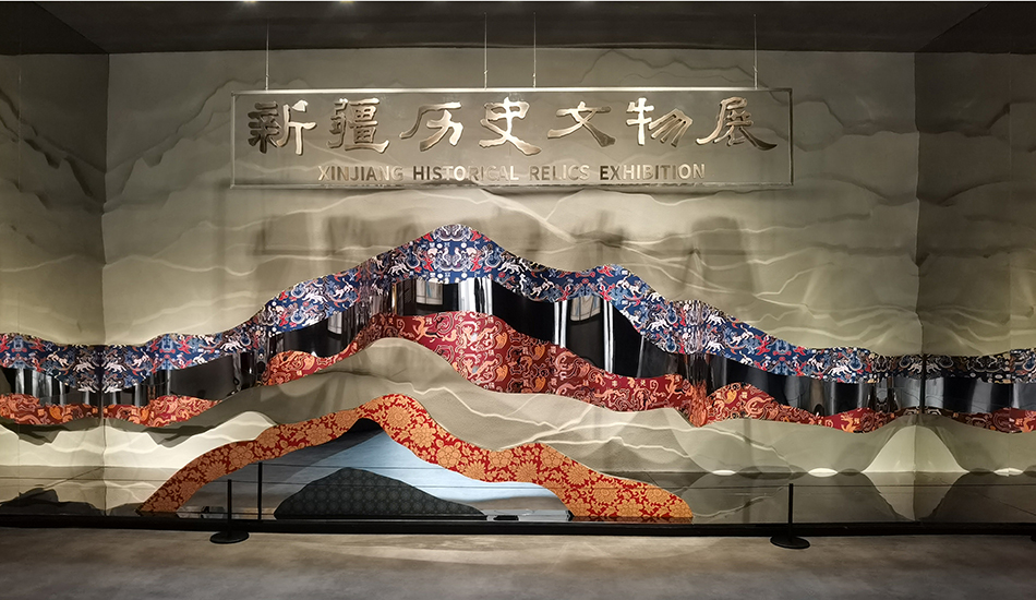习总书记参观考察"新疆历史文物展”(图1)